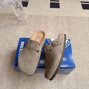 NWT Birkenstock Suede Clog Mules in Light Taupe
